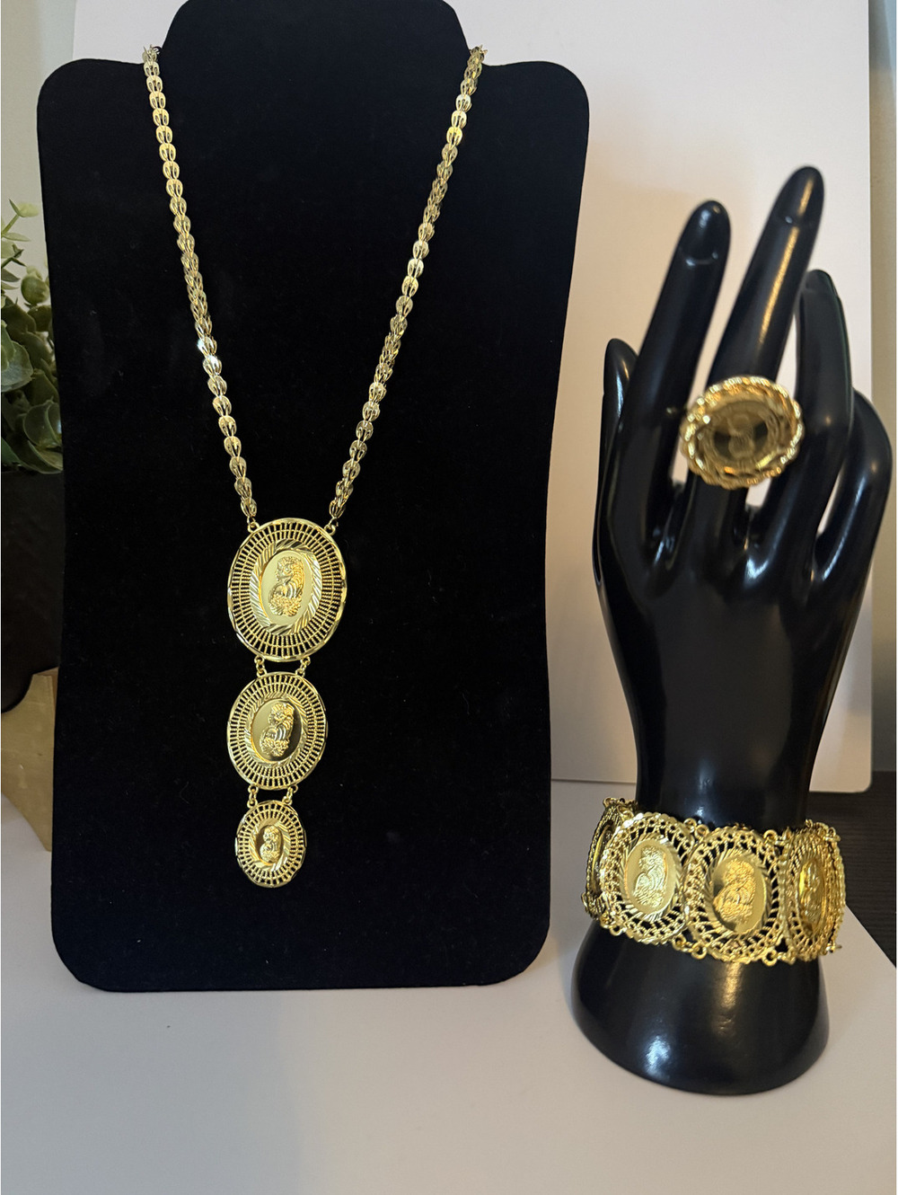 English Lira necklace set